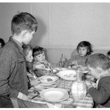 Ecole primaire de Labruguière : le service de restauration. Les élèves les plus jeunes sont à table sous la surveillance des plus âgés.