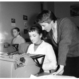 Collège d'enseignement technique pour jeunes filles. Le professeur de sténodactylographie conseille une élève.