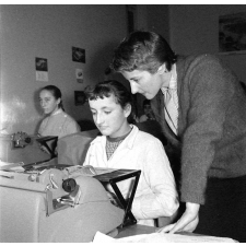 Collège d'enseignement technique pour jeunes filles. Le professeur de sténodactylographie conseille une élève.