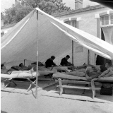 Ligue française de l'Enseignement : camp familial de vacances, l'intérieur d'une tente