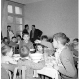 Ecole primaire de Labruguière : le service de restauration. Les élèves les plus jeunes sont à table sous la surveillance des plus âgés et des adultes.
