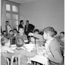 Ecole primaire de Labruguière : le service de restauration. Les élèves les plus jeunes sont à table sous la surveillance des plus âgés et des adultes.