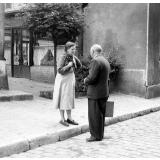 Luzarches (S. & O.) : inspecteur primaire en conversation avec la mère d'un élève