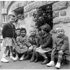 Rentrée scolaire : l'école maternelle de la rue Lamarck. Les élèves assis sur un banc dans la cour.