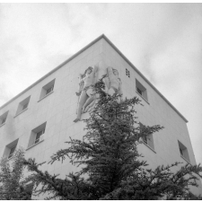 Ecole nationale d'enseignement technique de Montluçon : façade, motif sculptural