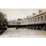142 - Lisieux - La cour du Collège.