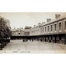 142 - Lisieux - La cour du Collège.