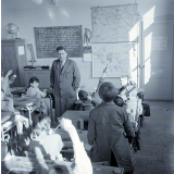 Ecole primaire. L'instituteur interroge les élèves à l'oral.