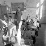 Ecole primaire. L'instituteur interroge ses élèves.