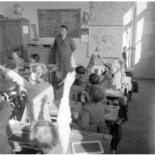 Ecole primaire. L'instituteur interroge ses élèves.