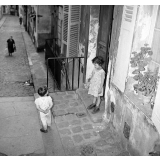 Ceux qui ne partent pas en vacances : enfants à Montmartre en été