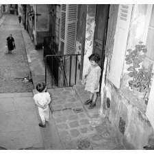 Ceux qui ne partent pas en vacances : enfants à Montmartre en été