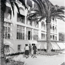 Sanatorium des étudiantes : Vence : Etudiantes dans le jardin