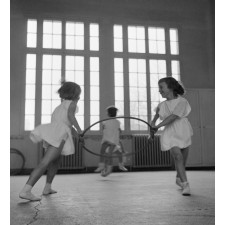 École maternelle, Nanterre (Hauts-de-Seine) : enseignement musical et initiation rythmique : des jeunes filles dansent avec des cerceaux