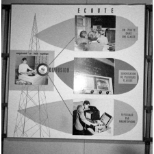 Enseignement audiovisuel : panneau explicatif. Des renseignements sur la radio scolaire.