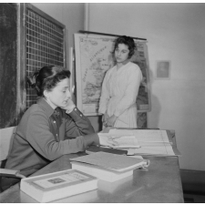 Collège d'enseignement technique pour jeunes filles. Une enseignante interroge une élève pendant son cours.