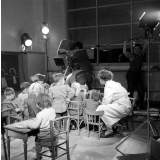 Ecole maternelle de Meudon : les élèves jouent avec une ferme miniature et sont filmés par des cameramen.