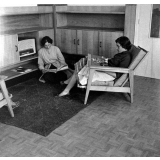Lycée de Coutances : le foyer des internes. Des jeunes filles feuilletent des revues, écoutent la radio.