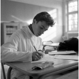 Lycée-pilote mixte de Montgeron. Un élève de classe de première pendant un cours.