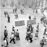 Rentrée scolaire, 1956 : élèves dans la cour d'un lycée : le lundi 1er octobre : l'affectation des salles