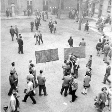 Rentrée scolaire, 1956 : élèves dans la cour d'un lycée : le lundi 1er octobre : l'affectation des salles