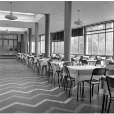 Lycée Le Verrier : le réfectoire.