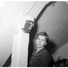 Lycée-pilote de Sèvres, Cours d'Art dramatique de Mlle Dienesh. Mime : Le masque d'Hécate.