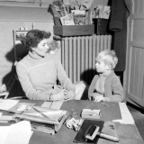 Méthode Freinet : l'apprentissage de l'imprimerie et la réalisation d'un journal scolaire. Un élève discute avec sa maîtresse.