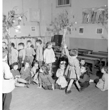 Ecole maternelle à Paris : mime sur un thème musical