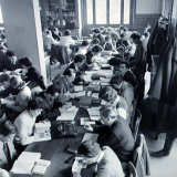 Maison de l'Alliance française : étudiants et étudiantes dans la bibliothèque