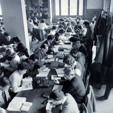 Maison de l'Alliance française : étudiants et étudiantes dans la bibliothèque