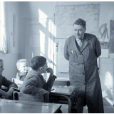 Ecole primaire. L'instituteur avec un élève.