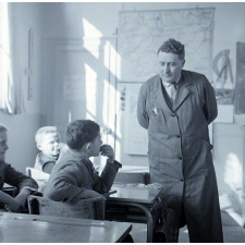 Ecole primaire. L'instituteur avec un élève.