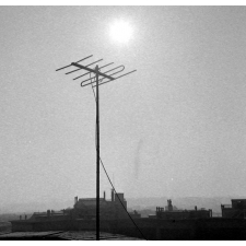Enseignement audiovisuel : vue sur une antenne de toit.