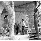 Atelier artistique : la réalisation d'une sculpture à partir d'un modèle de jeune femme nue.