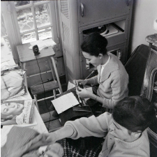 Sanatorium des étudiantes : Vence : Tricot au son de l'électrophone