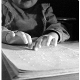 Institut départemental des Aveugles de la Seine (Ecole Braille).
 L'enseignement destiné aux aveugles. Un élève lisant le braille.
