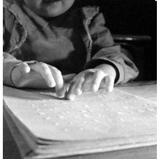 Institut départemental des Aveugles de la Seine (Ecole Braille).
L'enseignement destiné aux aveugles. Un élève lisant le braille.