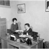 Collège d'enseignement technique pour jeunes filles. La directrice à son bureau. La signature du courrier.