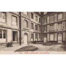 Evreux - Collège de Jeunes Filles - Cour extérieure.