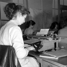 Collège d'enseignement technique pour jeunes filles. Le cours de sténodactylographie. Une élève s'entraîne au maniement du clavier d'une machine à écrire.