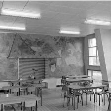 Architecture scolaire Abraham, Ecole nationale d'enseignement technique : une salle à manger. Tables, chaises, fresque murale.