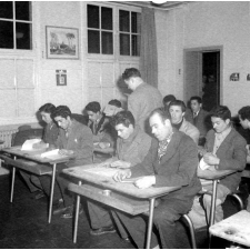 Cours de perfectionnement pour Nord-Africains : l'apprentissage du français