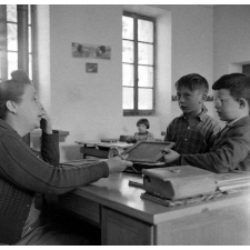 Ecole primaire : Institutrice avec deux élèves