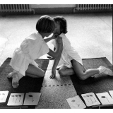 Enseignement musical et initiation rythmique, école maternelle : deux élèves sur des tapis de sol.