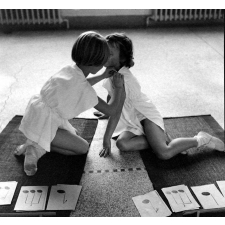 Enseignement musical et initiation rythmique, école maternelle : deux élèves sur des tapis de sol.