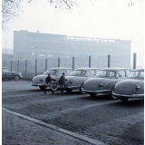 Méthode Freinet, classe promenade : paysage dans le brouillard. Deux élèves longent un alignement de voitures (Panhard).