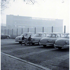 Méthode Freinet, classe promenade : paysage dans le brouillard. Deux élèves longent un alignement de voitures (Panhard).