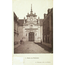 8 - Porte du Prytanée.