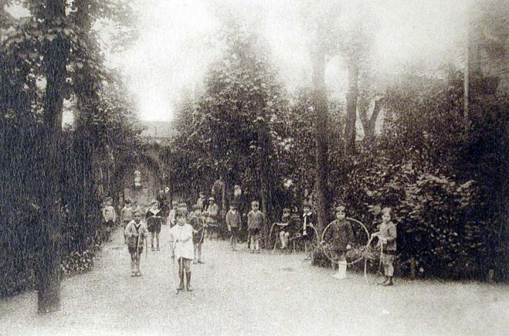 Souvenir des Noces de Diamant du Pensionnat Saint-Gilles - Moulins (Allier) Octobre 1853 - 20 Mai 1928.